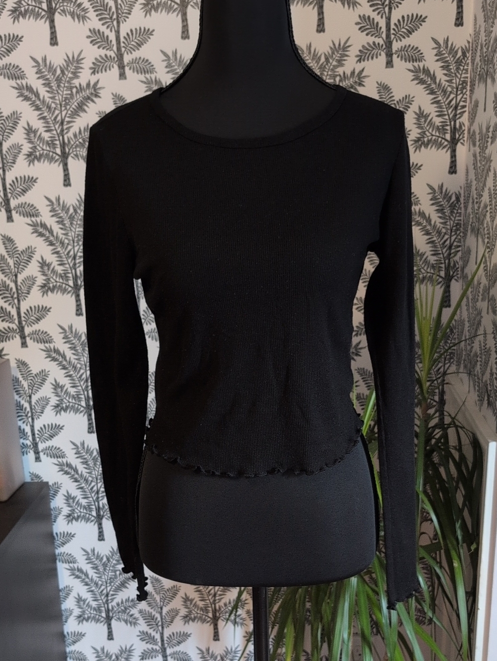 Bozzolo Classic Black Long-Sleeve Crewneck Top